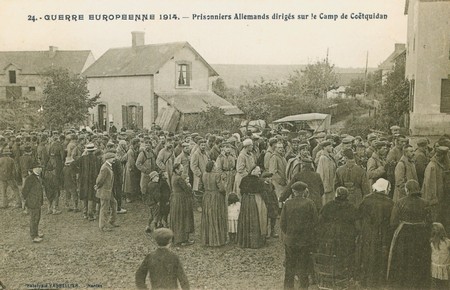 Des prisonniers allemands en route pour le camp de Coëtquidan pendant la Grande Guerre 