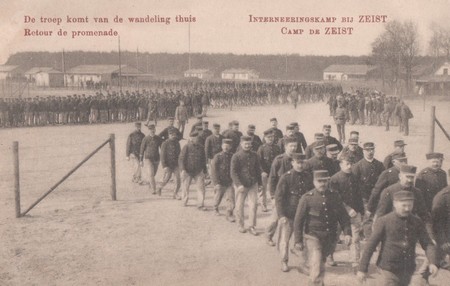 Le retour de la promenade Fêtes au camp d'internement de Ziest aux Pays-Bas pendant la Première Guerre Mondiale