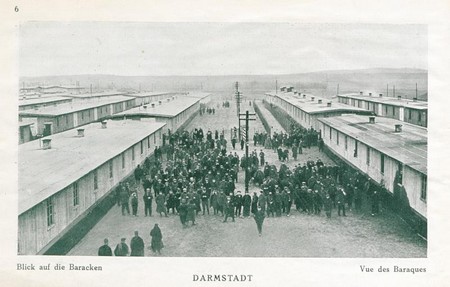 Vue des baraques dans le camp de prisonniers de Darmstadt