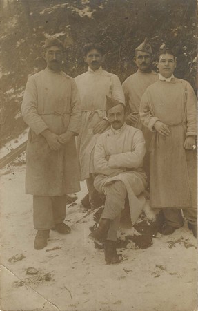 un groupe de prisonniers dans le camp de Limburg pendant la Premiére Guerre Mondiale