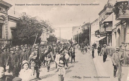 Des prisonniers français en route pour le camp de Wünsdorf pendant la Première Guerre Mondiale