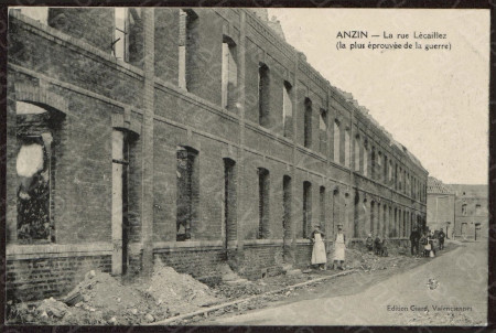 Les ruines de la rue Lecaillez à Anzin sur une carte postale ancienne