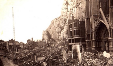 La ville de Dinant après les combats d'août 1914