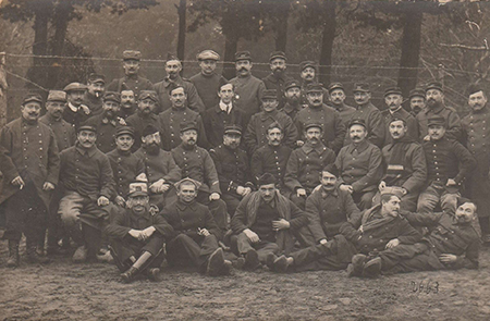 Eugène et un groupe de soldats au camp de prisonniers de guerre de Minden pendant la Grande Guerre
