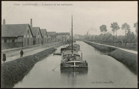 Vue des entrepôts et canal de l'Escaut à Lourches