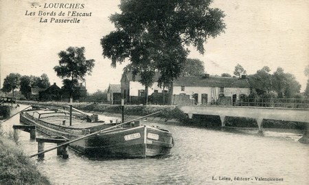 Les bords de l'Escaut et la Passerelle à Lourches sur une carte postale ancienne