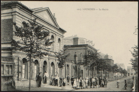 La mairie de Lourches sur une carte postale ancienne