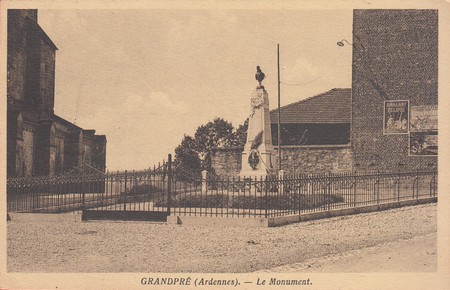 Le monument aux morts pour la France de Grandpré, dans les Ardennes