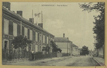 La rue de Reims à Bétheniville sur une carte postale ancienne