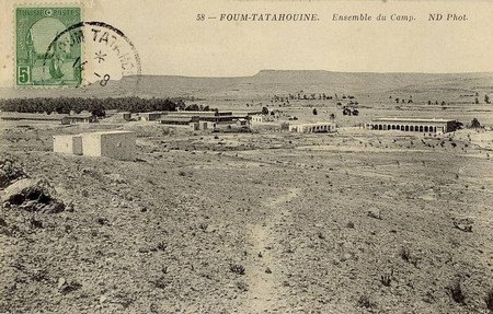 Vue d'ensemble du camp de Tatahouine en Tunisie au début du XXe siècle