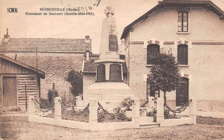 le Monument aux Morts de Bétheniville sur une carte postale ancienne