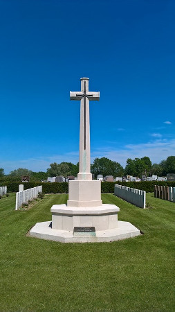 La croix de la section britannique du cimetière communal de Fontaine-au-Bois