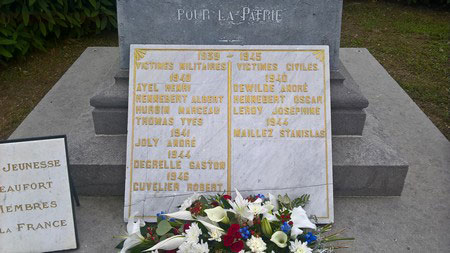 La plaque hommage aux victimes de 39-45 du monument aux Morts pour la France de Beaufort dans l'Avesnois